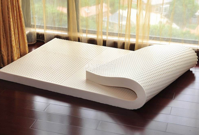 乳胶床垫夏天能用吗 乳胶床垫上面铺什么好